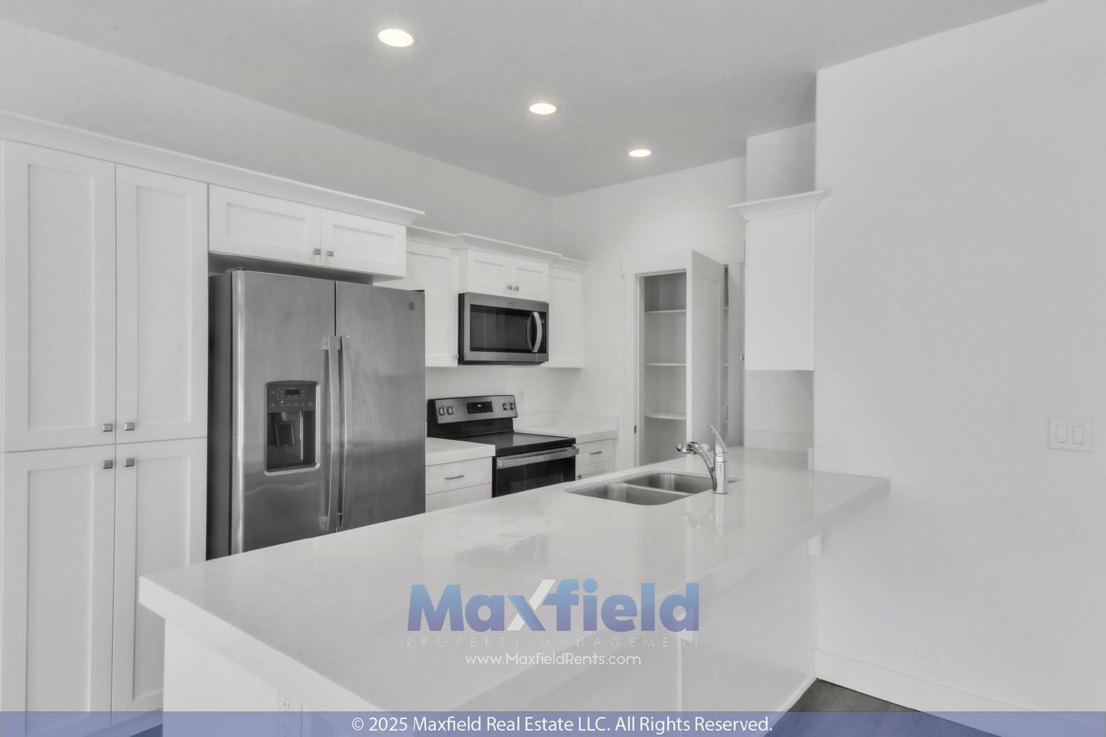 Spacious 5-Bedroom End-Unit Townhome with Finished Basement & Community Amenities Galore property image