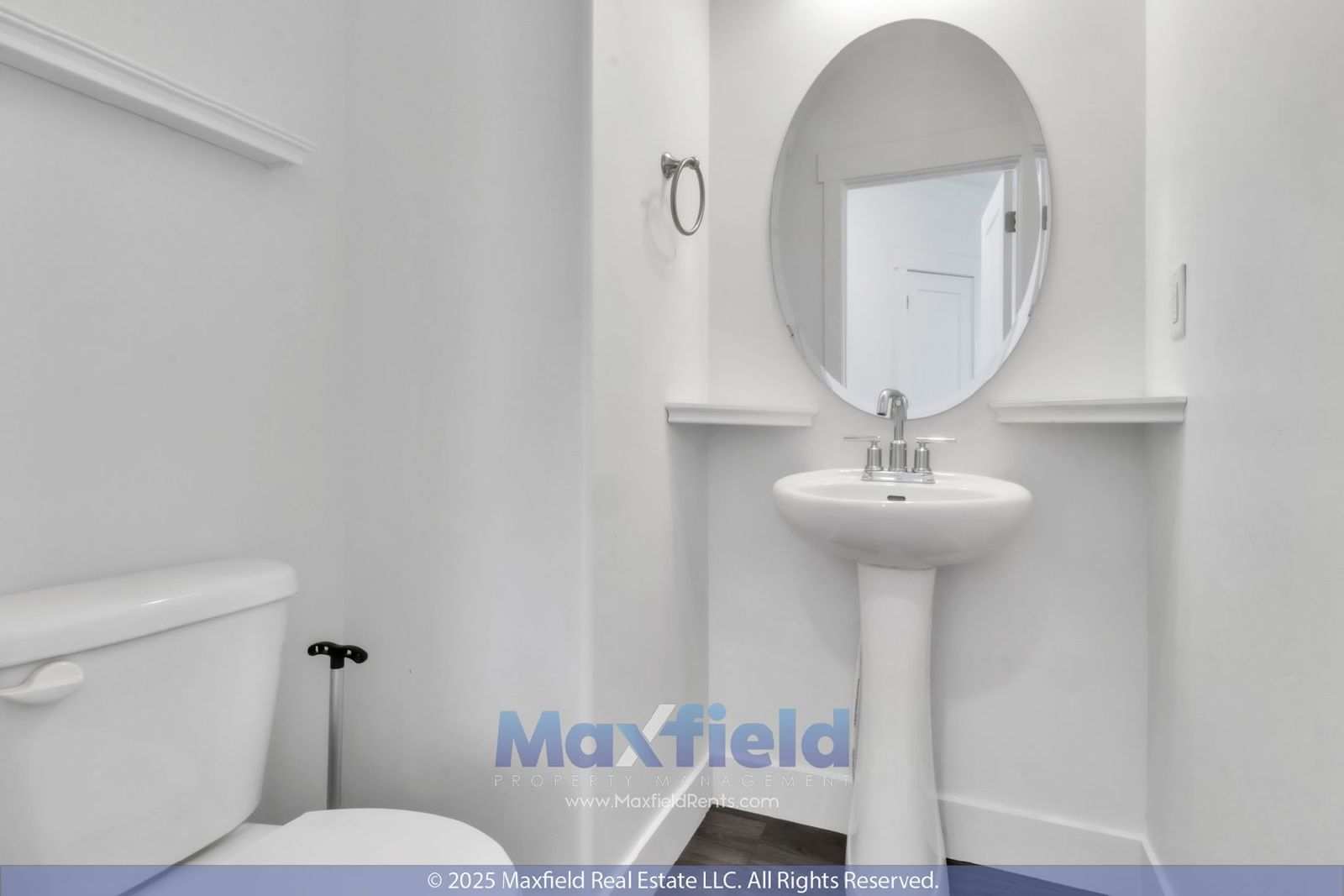 Spacious 5-Bedroom End-Unit Townhome with Finished Basement & Community Amenities Galore property image