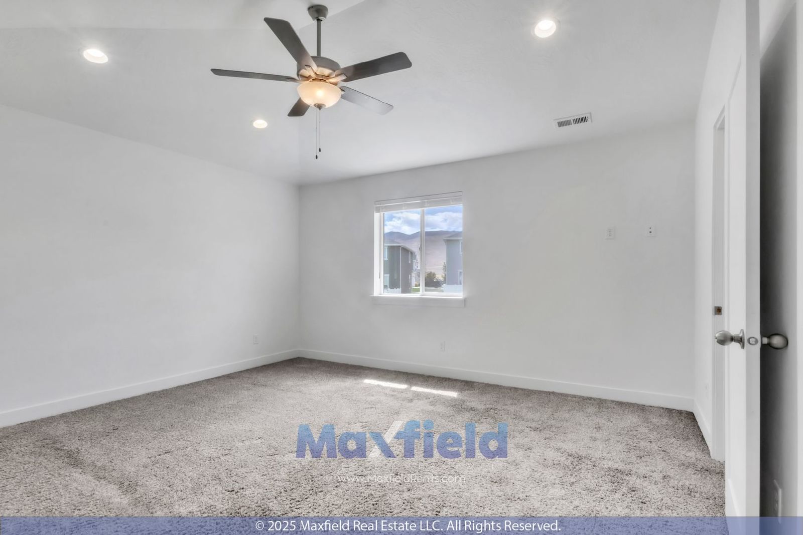 Spacious 5-Bedroom End-Unit Townhome with Finished Basement & Community Amenities Galore property image