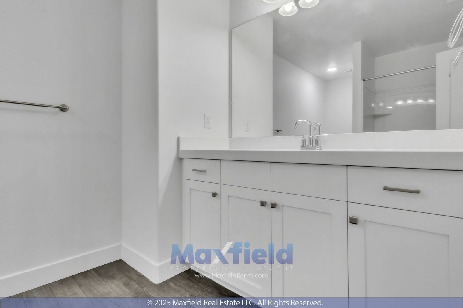 Spacious 5-Bedroom End-Unit Townhome with Finished Basement & Community Amenities Galore property image