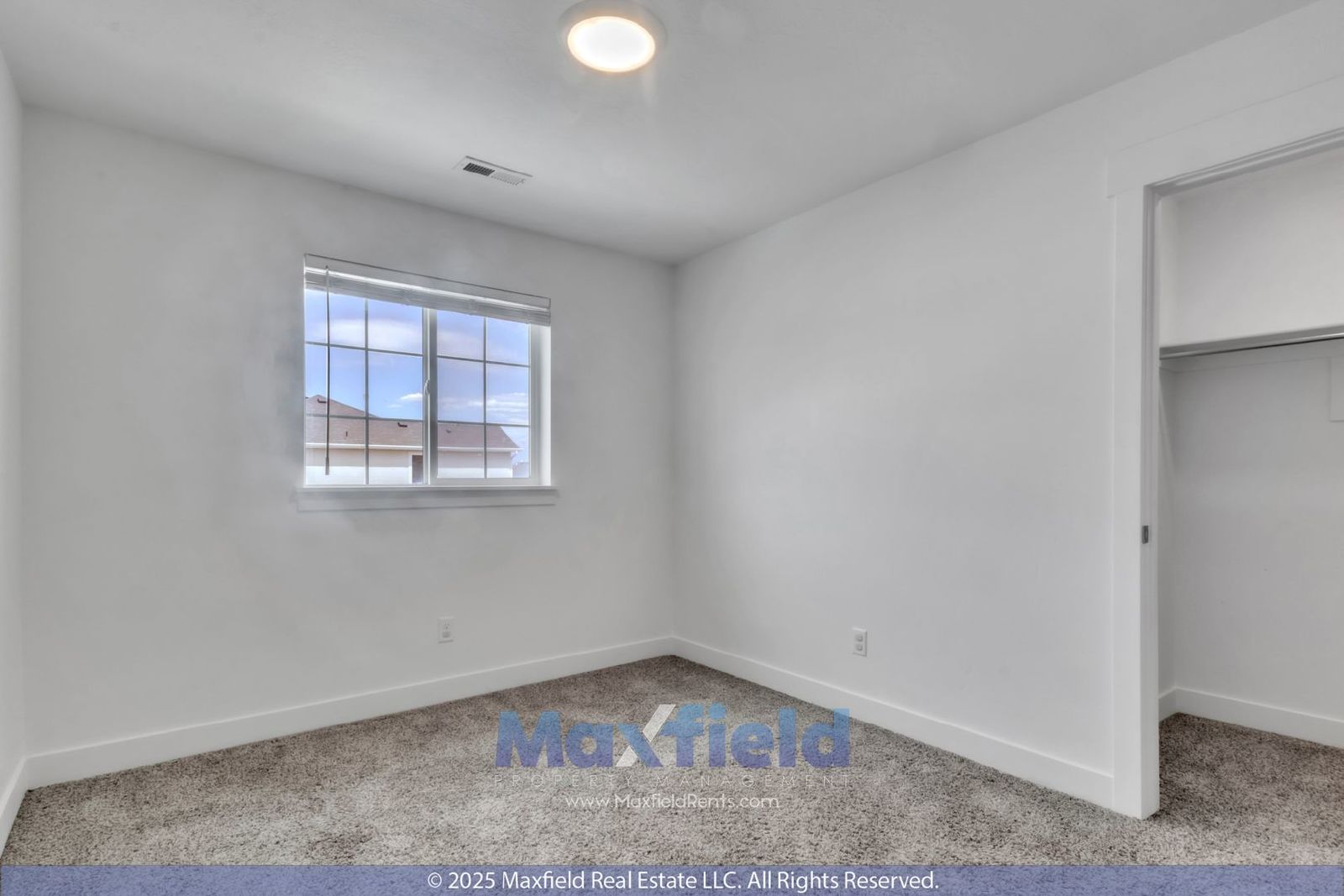 Spacious 5-Bedroom End-Unit Townhome with Finished Basement & Community Amenities Galore property image