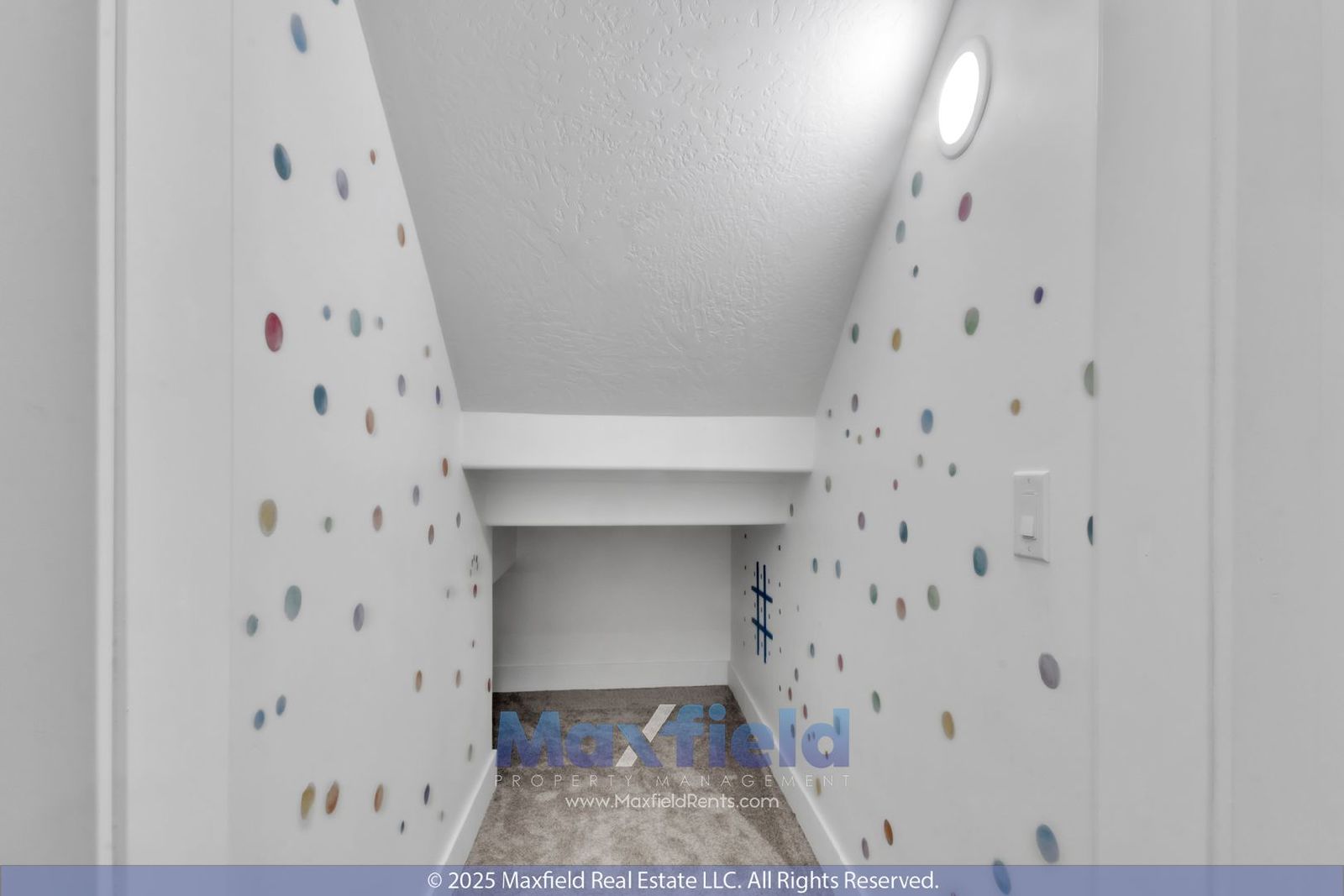 Spacious 5-Bedroom End-Unit Townhome with Finished Basement & Community Amenities Galore property image