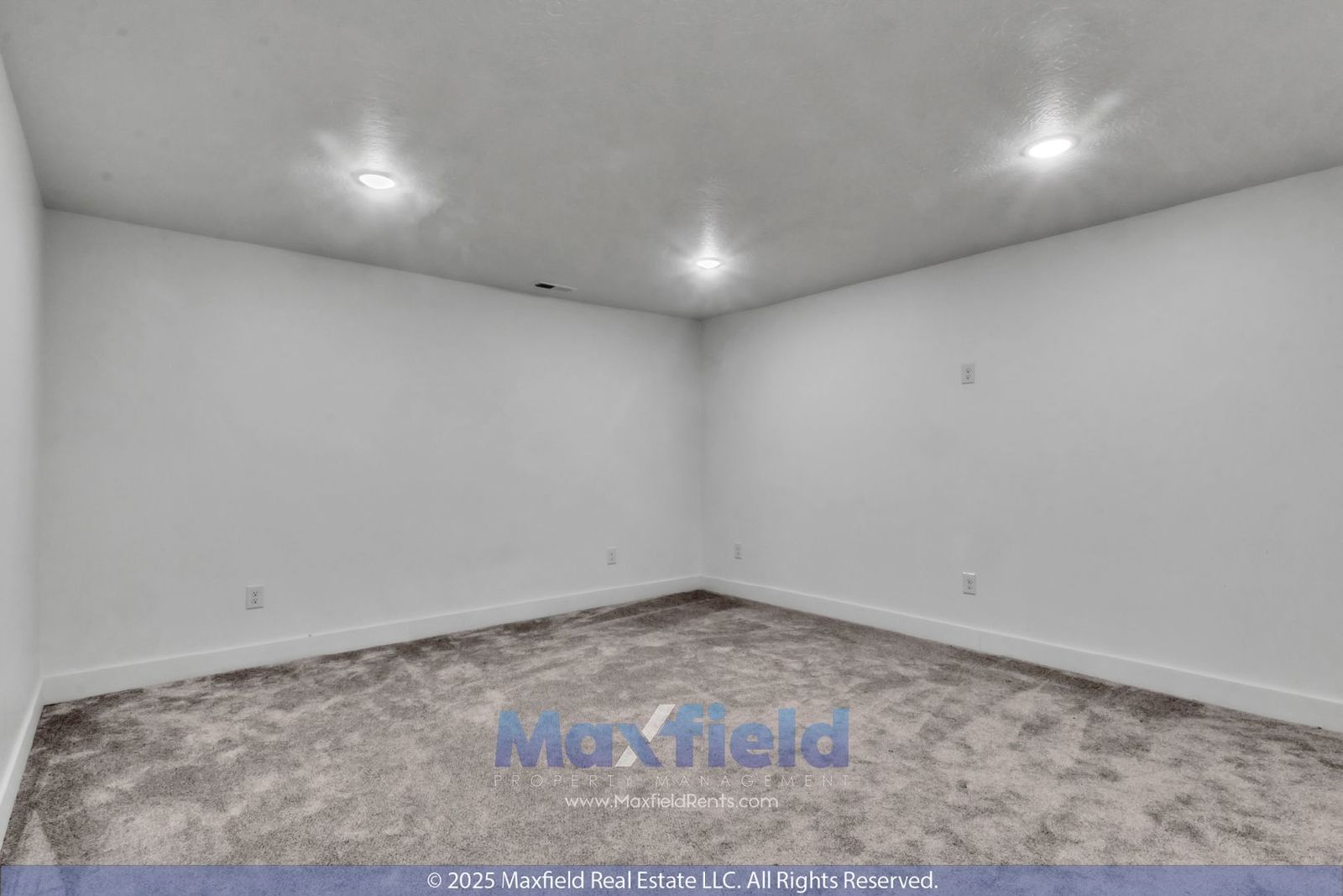 Spacious 5-Bedroom End-Unit Townhome with Finished Basement & Community Amenities Galore property image