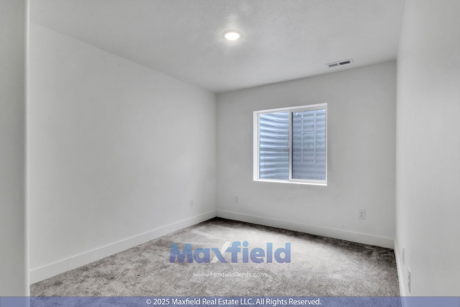 Spacious 5-Bedroom End-Unit Townhome with Finished Basement & Community Amenities Galore property image