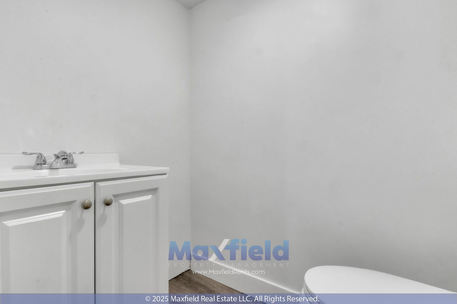 Spacious 5-Bedroom End-Unit Townhome with Finished Basement & Community Amenities Galore property image