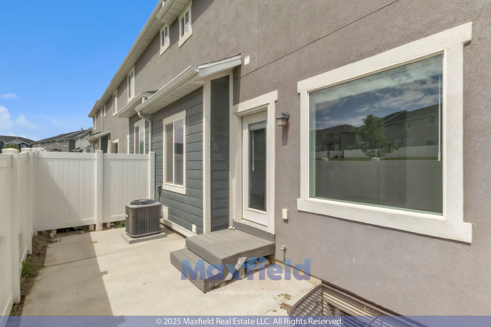 Spacious 5-Bedroom End-Unit Townhome with Finished Basement & Community Amenities Galore property image