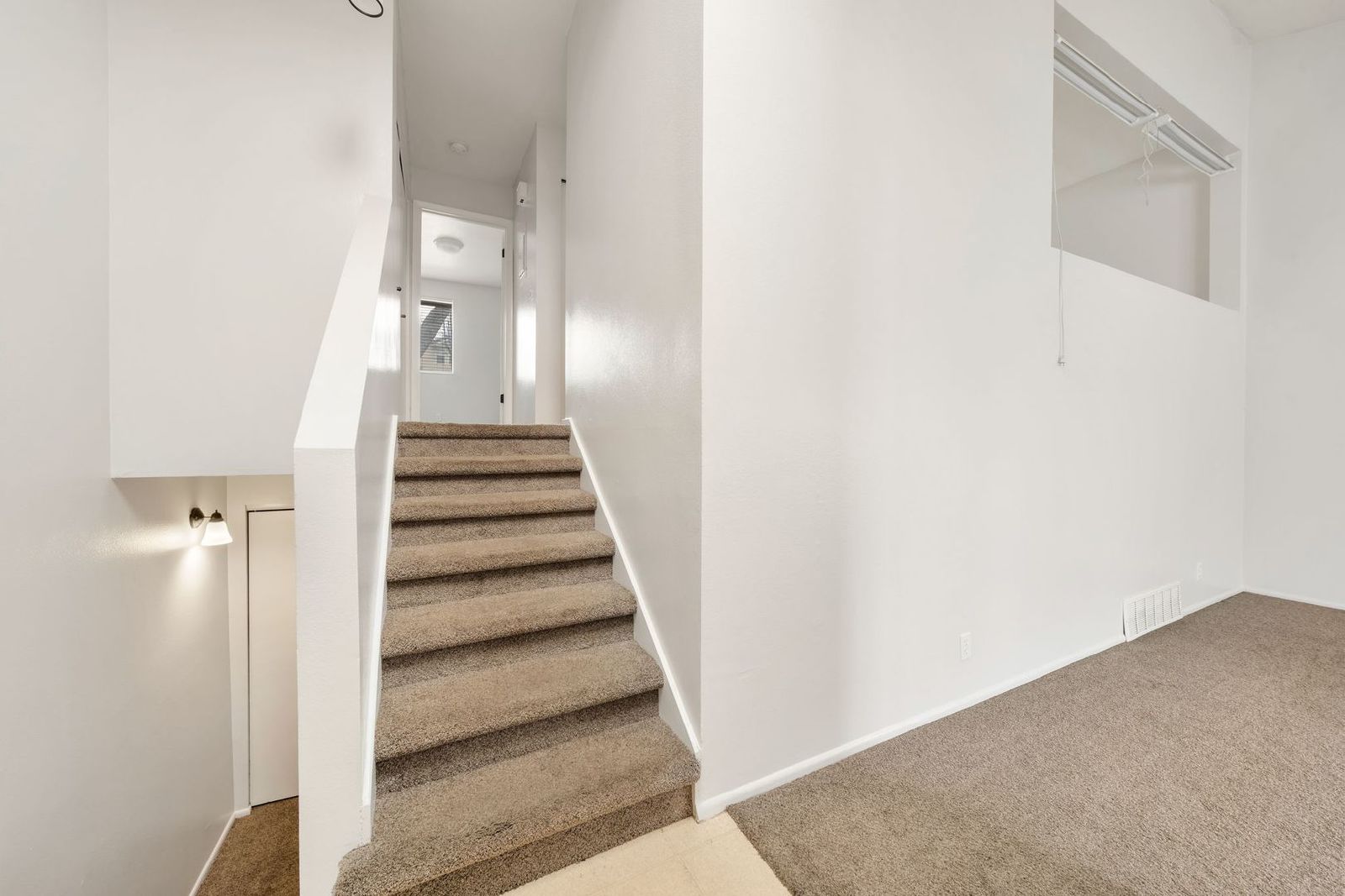 Murray Cul-de-sac Side by Side Duplex with New Carpet and Paint property image