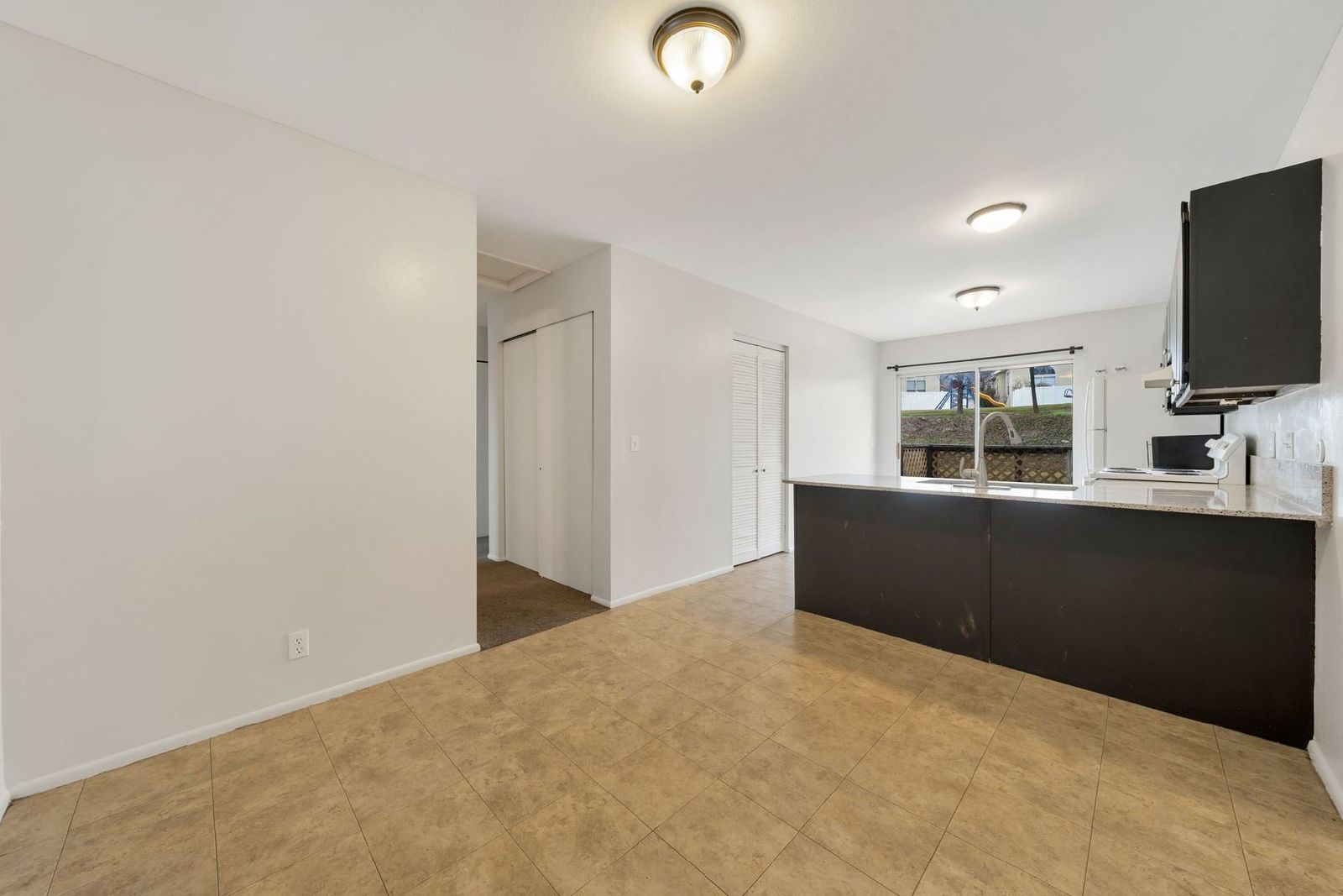 Murray Cul-de-sac Side by Side Duplex with New Carpet and Paint property image