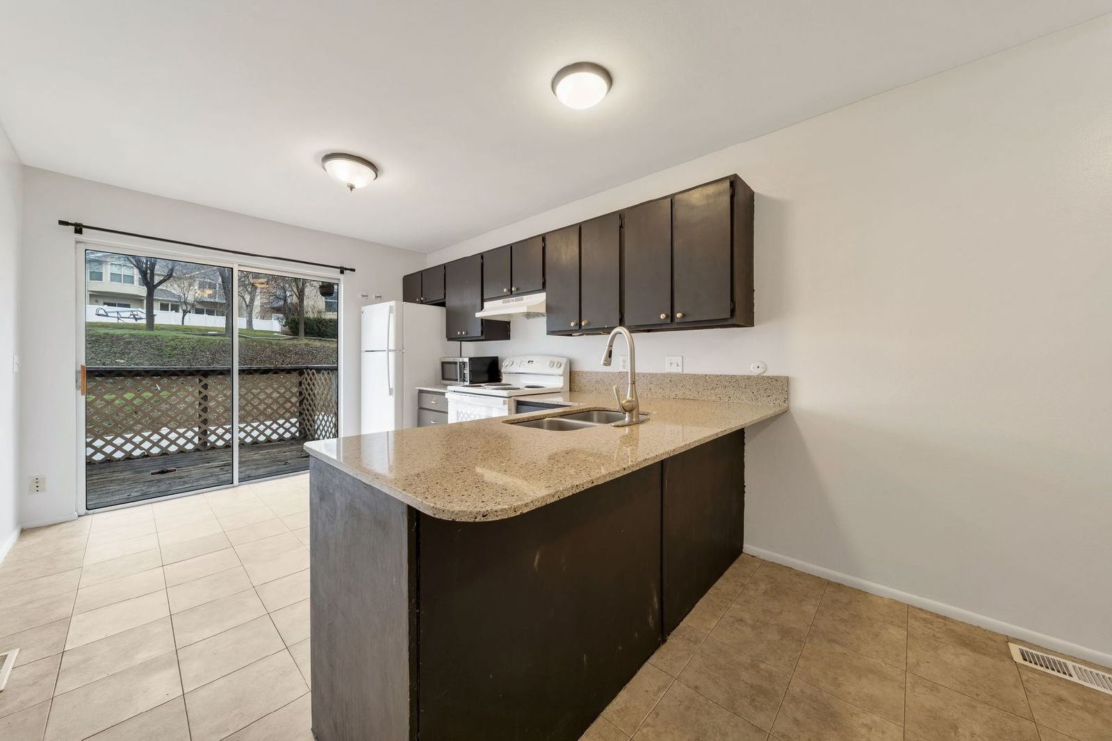 Murray Cul-de-sac Side by Side Duplex with New Carpet and Paint property image