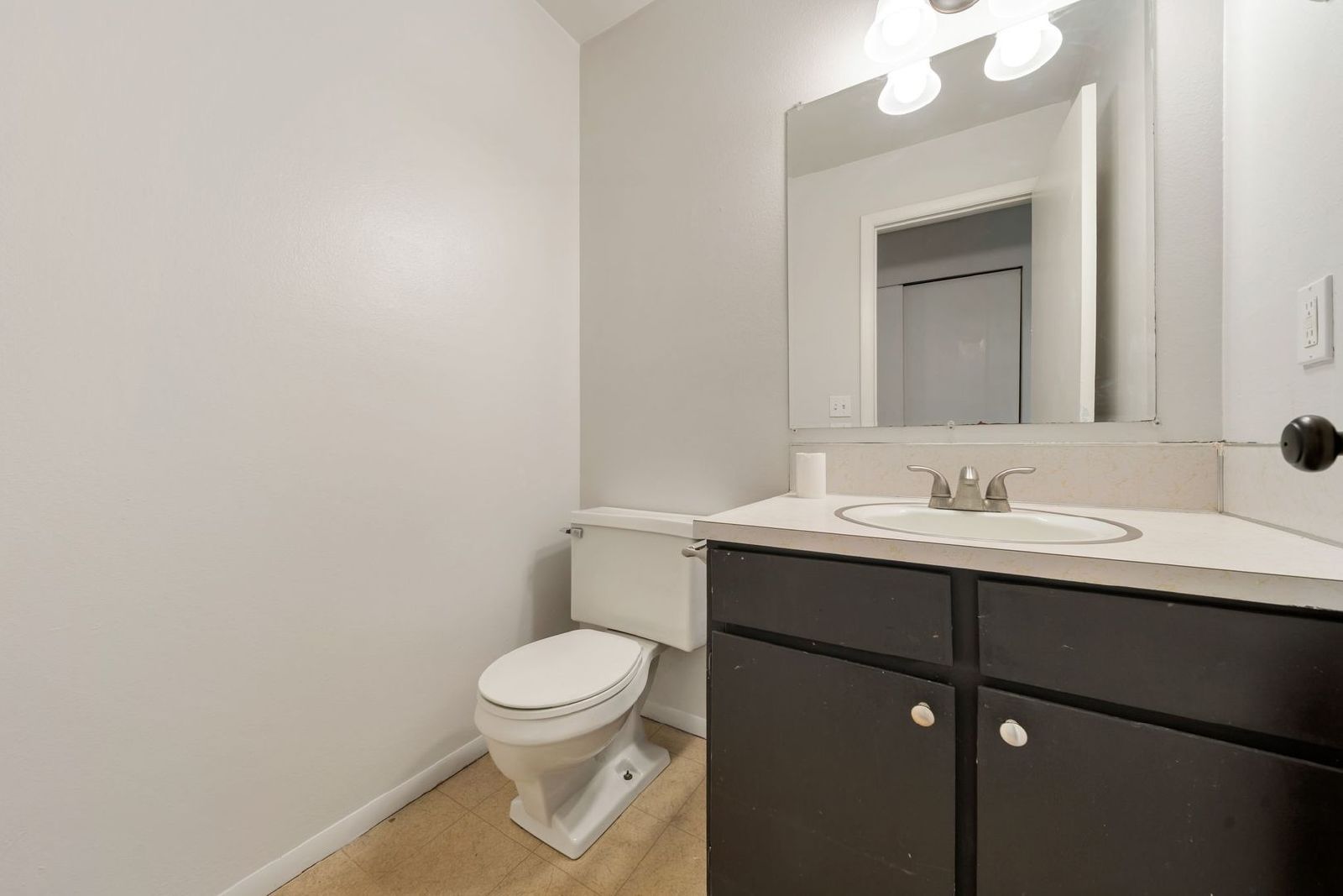 Murray Cul-de-sac Side by Side Duplex with New Carpet and Paint property image