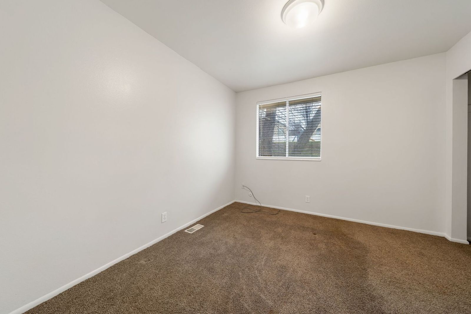 Murray Cul-de-sac Side by Side Duplex with New Carpet and Paint property image