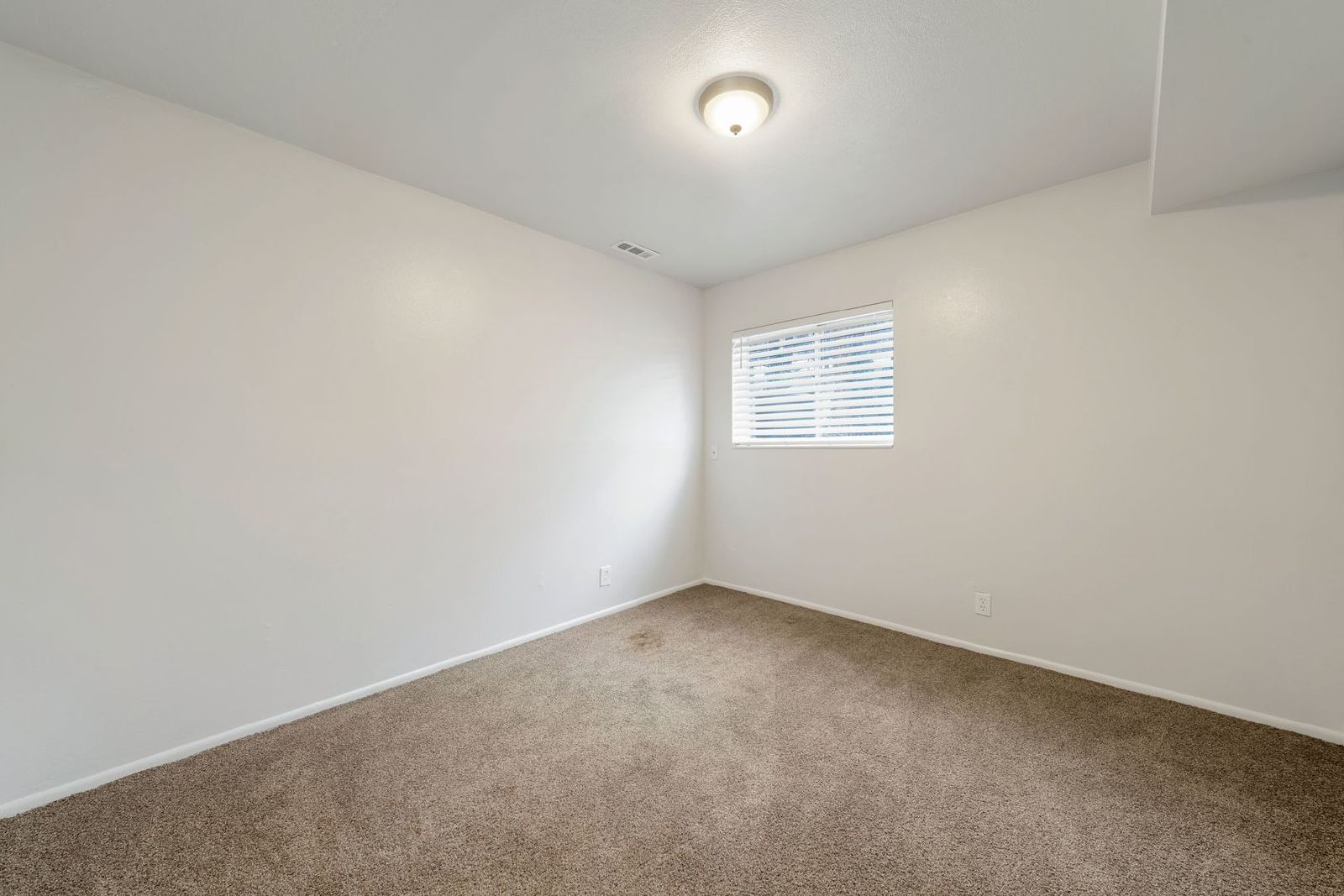 Murray Cul-de-sac Side by Side Duplex with New Carpet and Paint property image