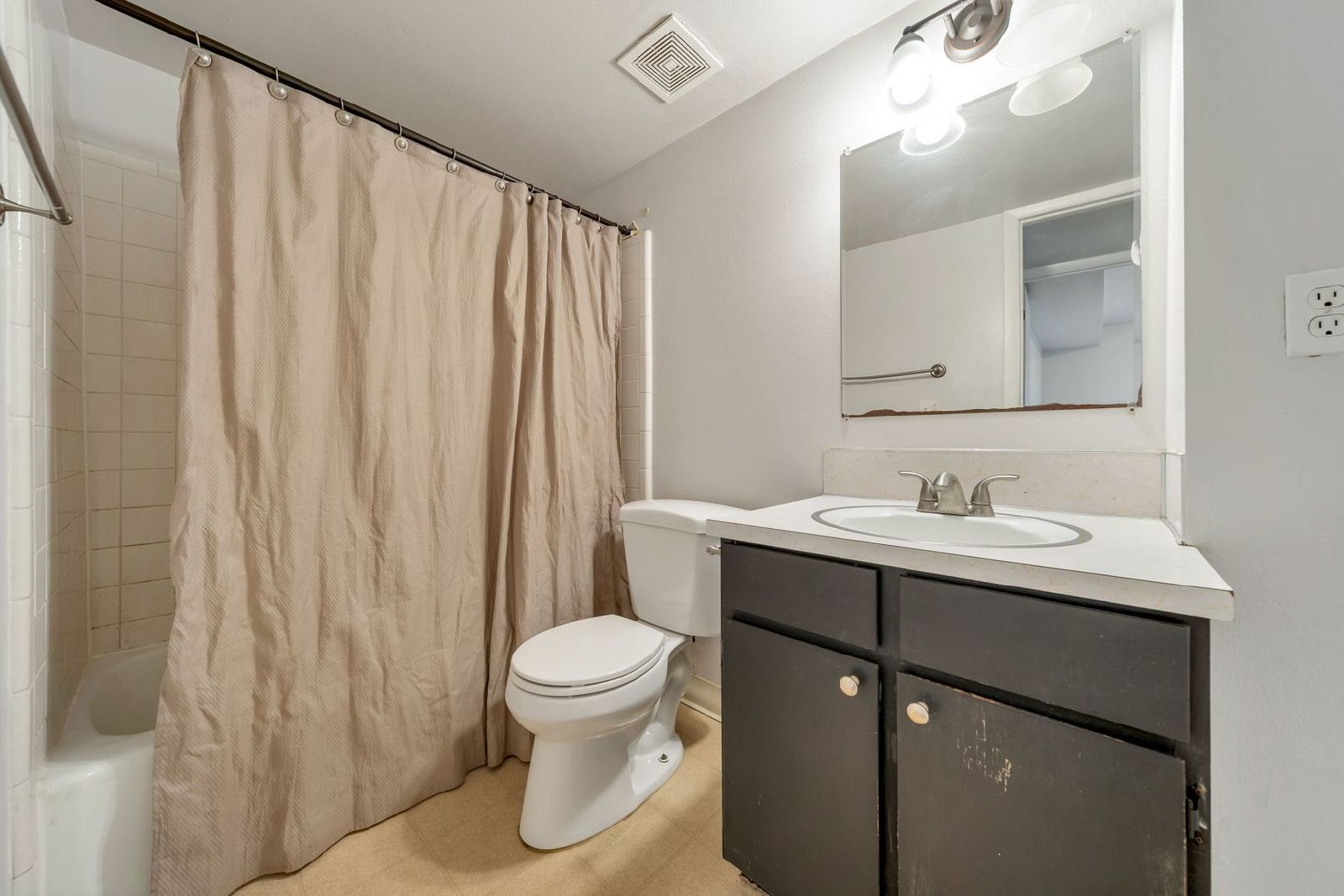 Murray Cul-de-sac Side by Side Duplex with New Carpet and Paint property image