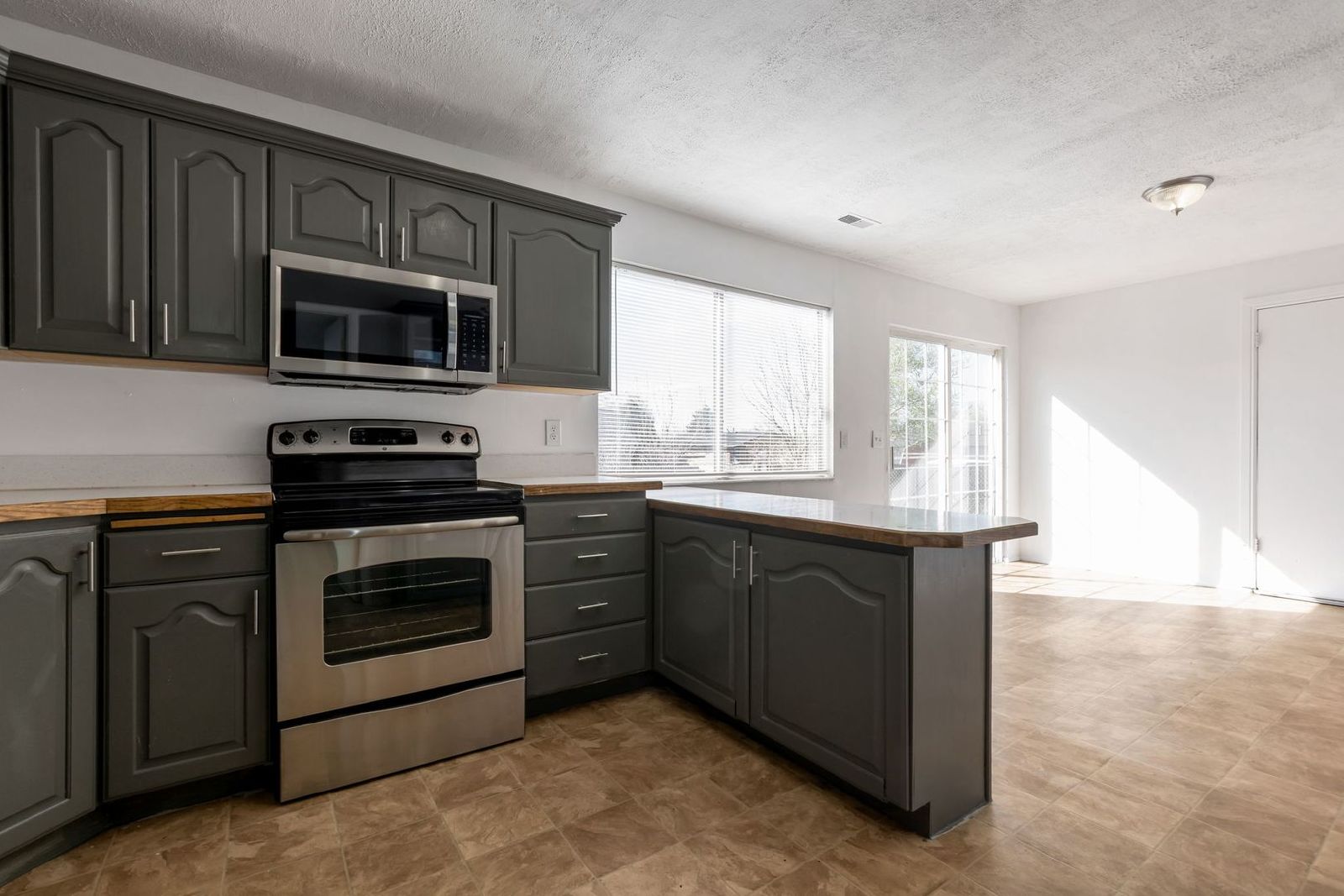 NEW CARPET - 3 Bed, 2 Bath Midvale Duplex with Garage property image