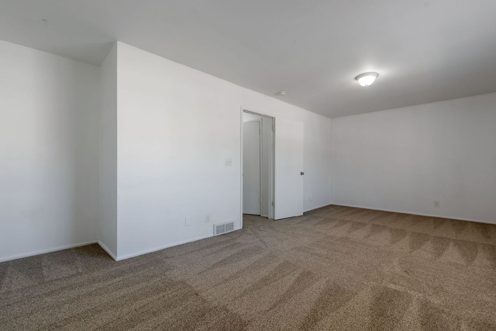 NEW CARPET - 3 Bed, 2 Bath Midvale Duplex with Garage property image